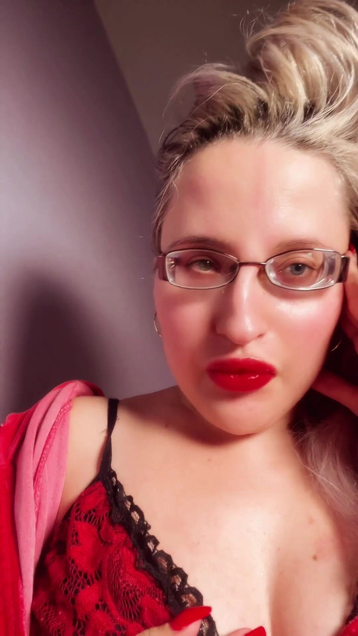 FinDom Goaldigger: Mükemmel dudaklar kırmızı dudak parlatıcı ruj fetişi findom goaldigger dudak...