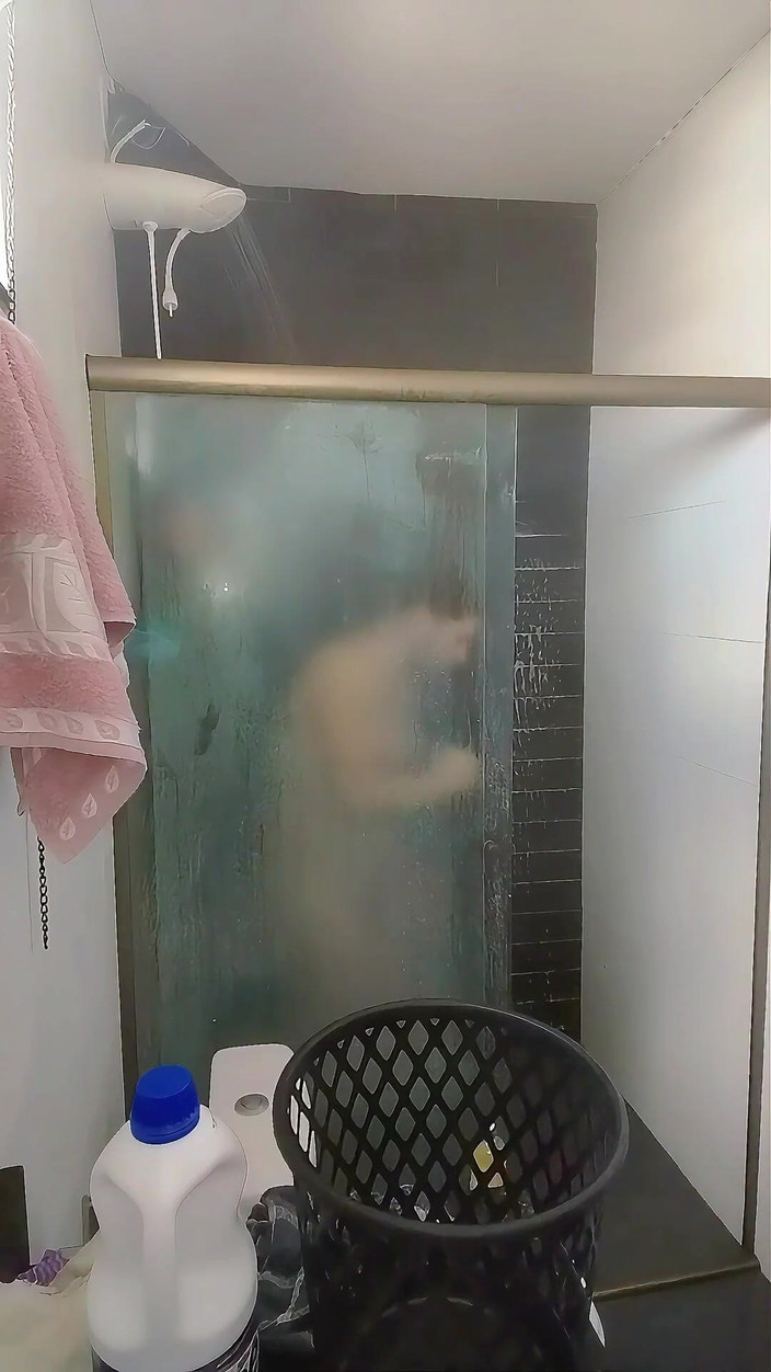 Marcosninfo: 在他的妻子到达之前，我被已婚男人羞辱打扫他家的浴室。