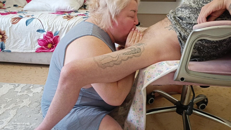 Zona901: Wife Watches as Friend Gives Deep Blowjob and Swallows Cum