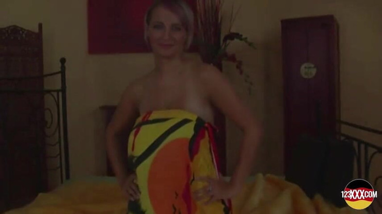 123XXX - 100% Amateurs: Wil je melk uit perfecte tepels likken?