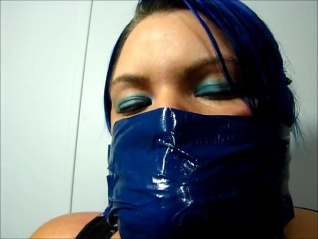 Selfgags classic: Layla membuat dirinya sendiri tersangkut kejam, ketat, dan besar lainnya...