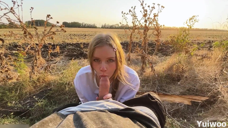 Yuiwoo: Gadis rusia rambut merah lagi asik nyepong kontol dengan lembut...