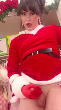 Trans-stiefmutter bereitet den weihnachts-sissy-gangbang vor