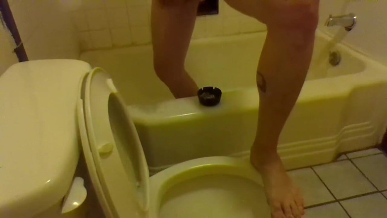 LilTaste: Kencing di toilet sambil berdiri di bak mandi