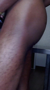 Muzik Iz 2, voisin coquin, se fait baiser par le pied !