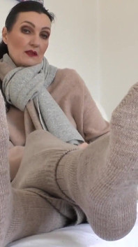 Une chaussette puante intensive renifle et branle ta bite dans un gant tricoté, coaching masturbatoire, POV