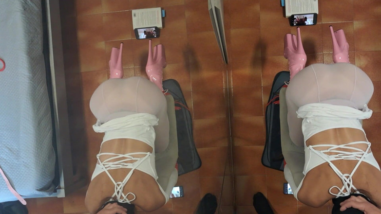 LauraOnHeels: MILF bir sandalyeye bağlanıp ağzı ve vajinasını sikiştirdi