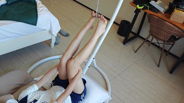 Asian bondage: Barefoot vriendin's uithoudingstest, duimboeien die tenen optillen, kijk hoe lang...