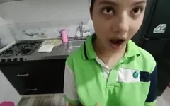 हॉट नौकरानी रसोई में मेरा इंतजार कर रही है - मेरे छोटे स्तन वाली नौकरानी मेरे बड़े लंड का इंतजार कर रही है!