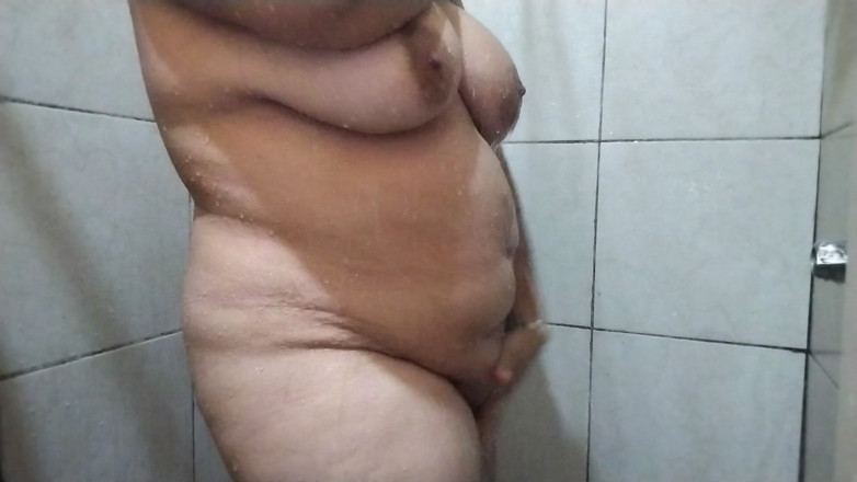 Stepmom_with_big_tits: Jak ty kozy vyskočí při sprchování