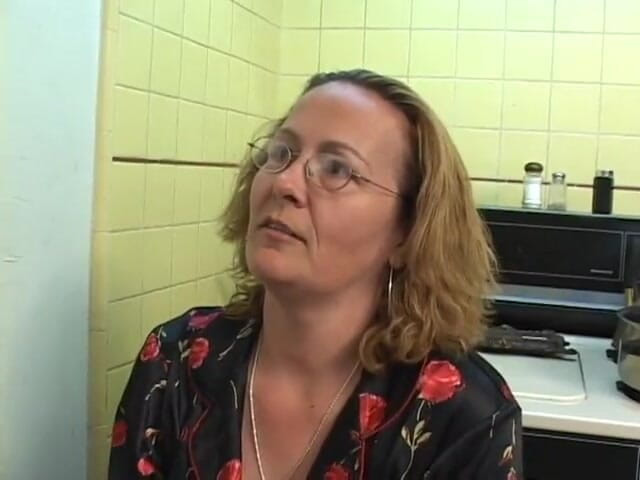 I kissed a girl and I liked it: Mogen slampa knullar söt tonåring