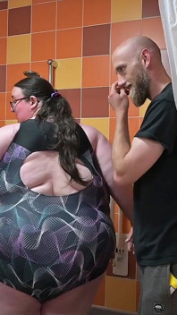 Une SSBBW se met dans un vêtement de bain moulant