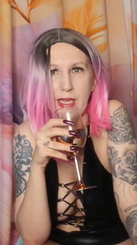 Lady angela la dea dominazione femminile sputa in un glas poi lo versa