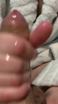 Seine freundin ölt seinen schwanz ein, um ihm einen handjob zu geben, den er so schnell nicht vergessen wird.