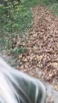 Blonde Im Wald Vögelt, Wie Sie Mit Einem Fremden Vor Der Kamera Steht.