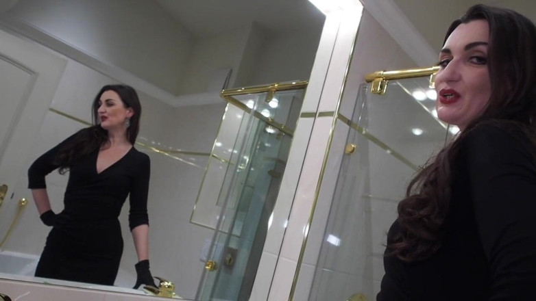 Lady Victoria Valente: Tacones altos pasos en el baño - clip fetiche de tacones...