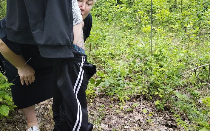 Zona901: Vecina chupa mi polla en un parque y traga semen...