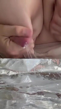 Velká kojící prsa s hodně mléka