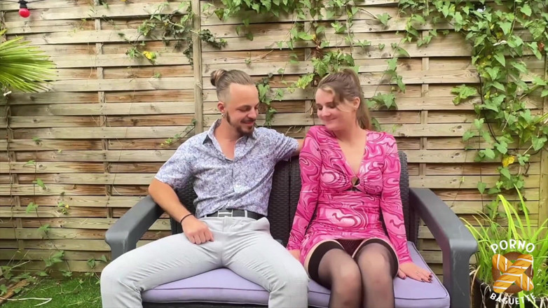 Porno Baguette: Chat en mini, belle fille, veut deux bites pour la...