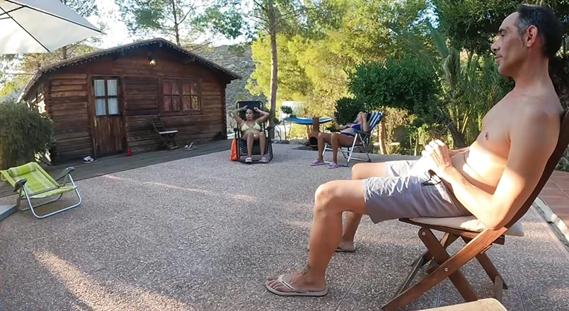 Mayay Thor X: 私のチンポをガールフレンドと彼女の親友に見せて、素晴らしいフェラチオをしてもらっています