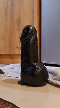 Saya dikongkek keras dan mendalam dengan dildo saya setiap hari dan saya suka!