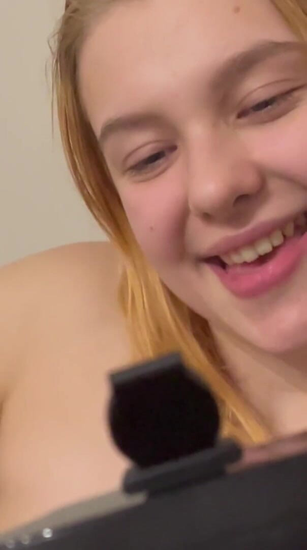 JuiceLussie: Masturbándose en web cam