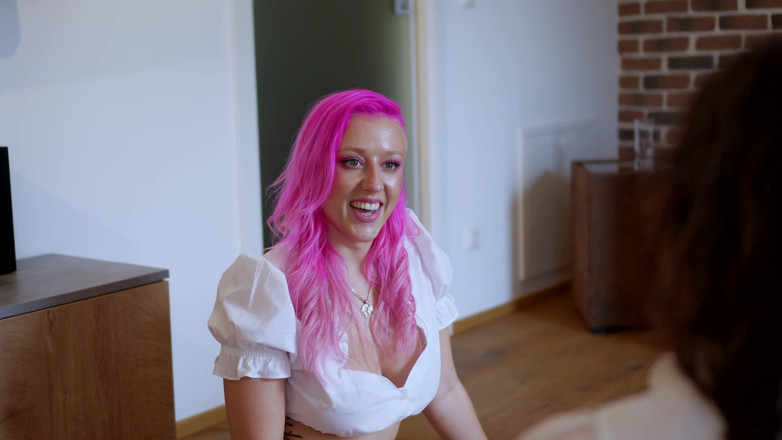 Discover 4K: สาว MILF หีร้อนสามคนเล่นขวดหมุนแล้วเงี่ยนร่วมกัน
