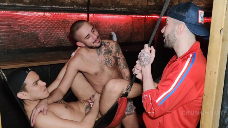 Bareback domination in fetish backroom: Bruno Cano fodido cru por Kalil em strike de roupas...