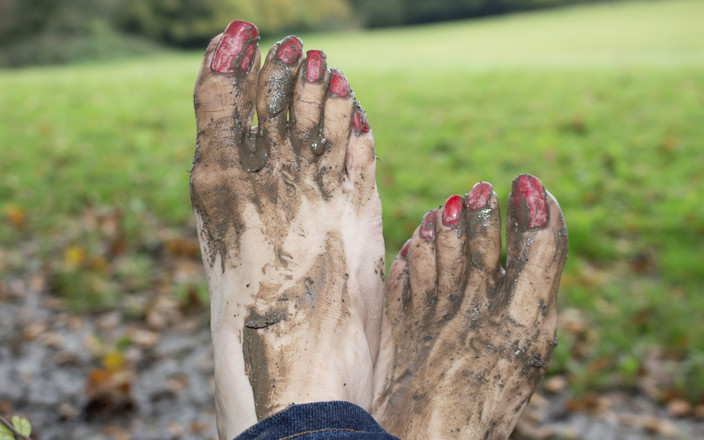 Lilly Disgrace: Cewek sange ini dientot habis-habisan di lumpur