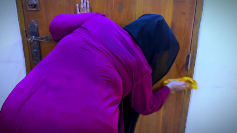 Aria Mia: Egyptská sexy služka s velkým zadkem uvízlá pod židlí pak vidím...