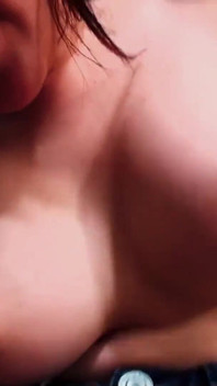 Shizuku Morino, salope asiatique à forte poitrine, se fait remplir la chatte de sperme après une baise hardcore