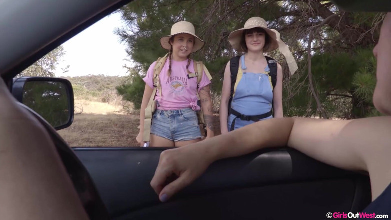 Girls Out West: Gadis imut dengan memek berbulu dijilat di pesta seks lesbian...