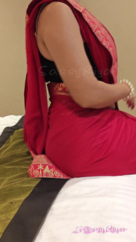 Sassy Riya indossa saare