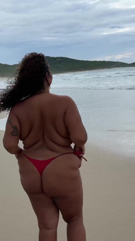 Awek montel Analua melancap bogel secara awam di pantai