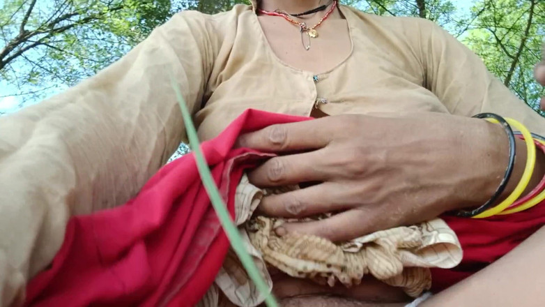 seema: Bộ ngực của OutDoor Bhabhi lộ ra