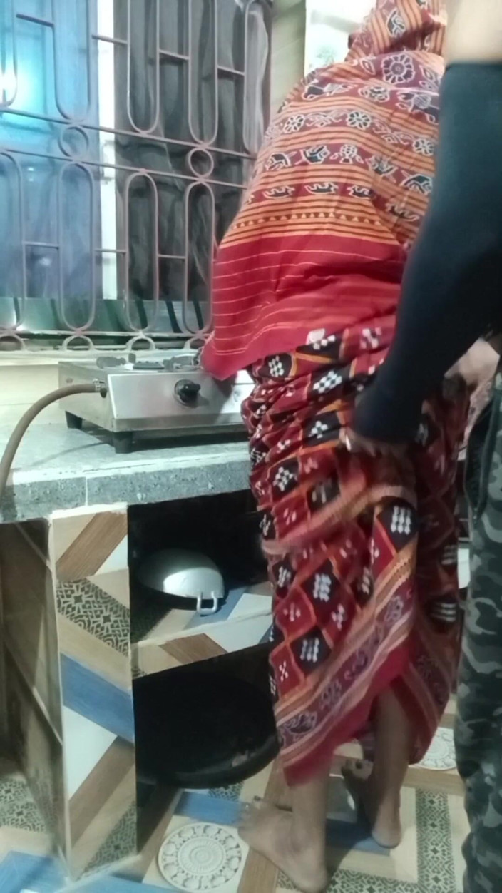 Real Couple 203: Cuplu din satul Desi sex de casă în bucătărie