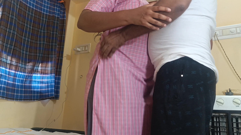 Apple baby: Ragazza in uniforme con insegnante di tuzione