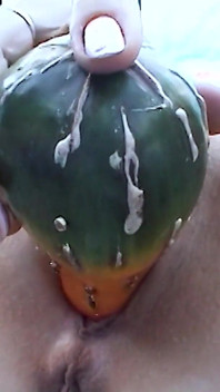 Sexe en solo dans le pré - une MILF poilue se masturbe