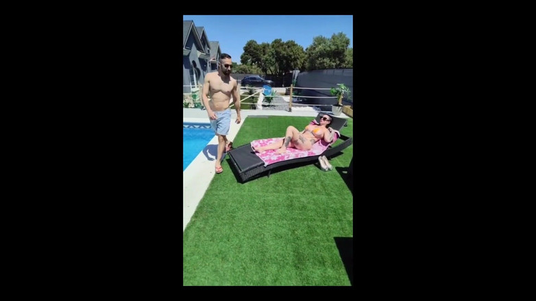 Zeus Ray Straight: 我在游泳池里操我的邻居，玩桌上足球并在万圣节