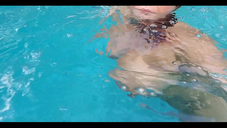 Annabelle Rogers: Slo-mo w basenie!!
