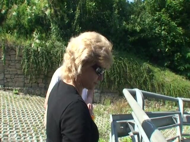 Xfucks: Dojrzała blondynka uderzyła ostro po stronie autostrady