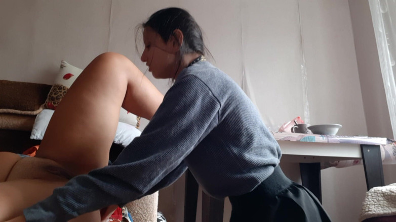 Lesbian-illusion: 내 보지를 빨고 키스하고 핥는 동안 여친에게 머리 마사지를 줘