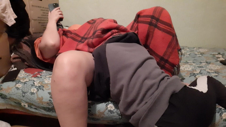Lesbian-illusion: Mi tímida novia se arrastró debajo de las portadas y...