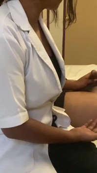 De jongen werd opgewonden door het bezoeken van de sexy dokter en ze hadden seks