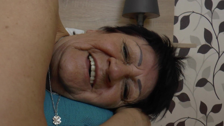 GOLDLIGHT - OFFICIAL: Брюнетка зріла німецька домогосподарка з натуральними формами отримує від срібної лисиці