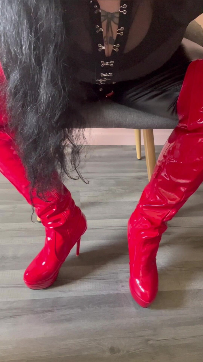 Maitresse Clara: Полная преданность своим ботинкам до бедра