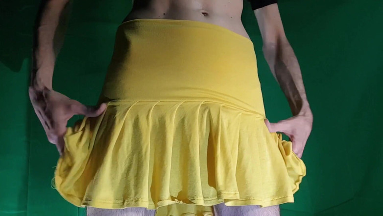 HeIsSooThin: Minigonna gialla con pantaloncini gialli