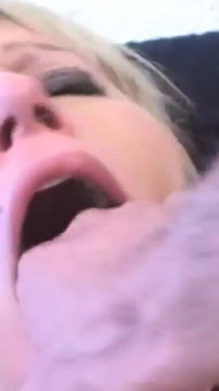 Doğal memeli sarışın orta yaşlı seksi kadın amını ve götünü iki maskeli adam tarafından sikiyor