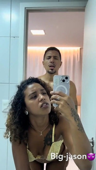 Sexe dans la salle de bain avec force