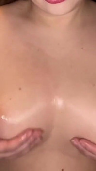 여유로운 배경 음악으로 내 기름진 거유를 문지르기